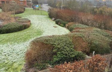 Three-bedroom modern family home by the pond with free parking - Photo 49