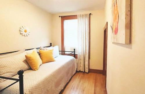 Cozy 3 Bedroom Getaway with Hot Tub - Foto 7