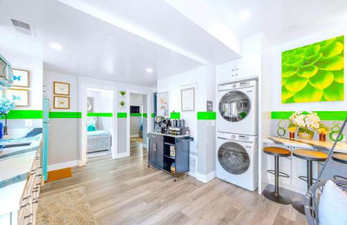 D- Hip & Stylish NoHo Family-Friendly Home near Universal & Hollywood with Patio - Hot Tub - Games - & Parking - Foto 17