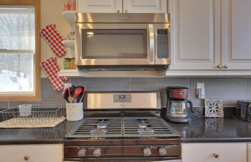 Large Deck and Resort Amenities Lake Ariel Retreat - Foto 12