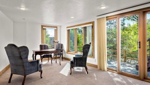 Golden Park City Getaway - Private Hot Tub Home Theater - Foto 5