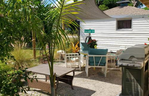 1 Beige Cozy Bungalow or 1 White Cozy Efficiency Cottage in Titusville - Foto 13