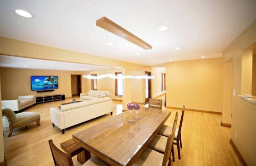 Stately Luxury Vacation Rental with a Private Hot Tub near Brown County State Park, Indiana - Foto 21