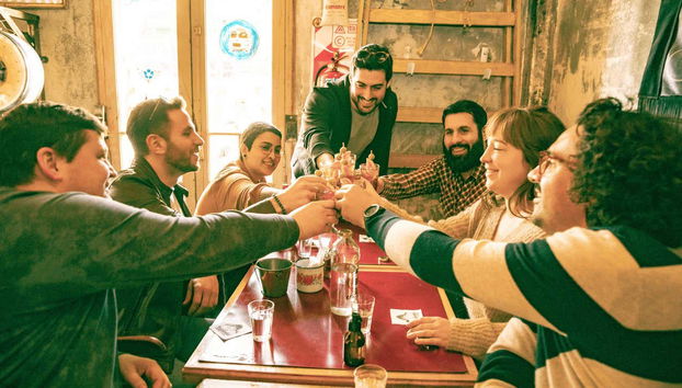 Brindando entre amigos