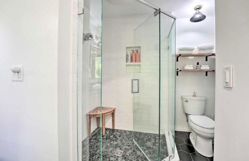 Spacious Delton Home with Fire Pit and Lake Views - Foto 17