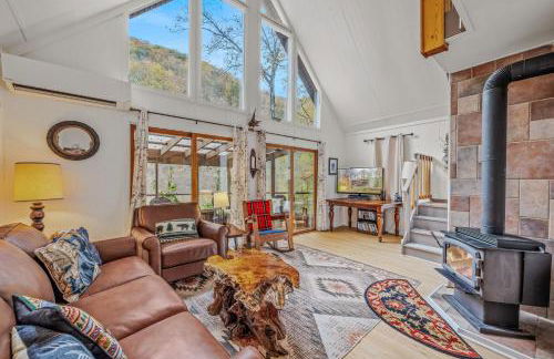 River Time Cabin - Riverfront, Hot Tub, Screen Porch, Fishing, Games, View, 3 King Beds - Photo 33