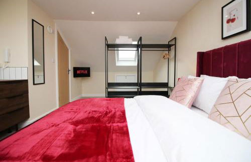 LUXURY 4 Bedroom 4 Ensuite Home in Penarth (Pool Table Games Room & BBQ Garden) with Sea Views - Photo 42