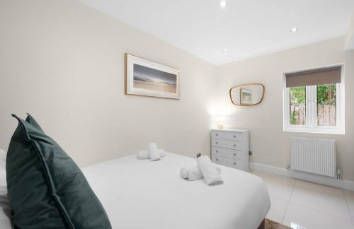 Modern Comfort 2-Bedroom, 2-Bathroom House - Photo 12