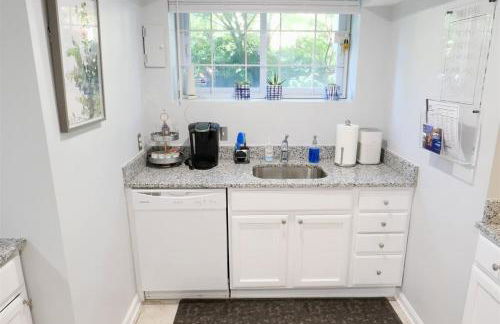 Trendy Apt in Bloomingdale - Parking - Foto 9