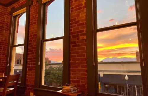 Sunny Downtown Condo above the Coffee Shop - Foto 2