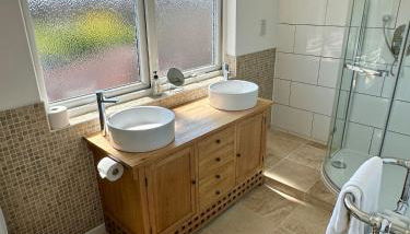 Detached, 4 Double Rooms, 2 En-Suites, 5 Car Parking - Foto 3, towels, Shower