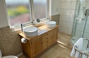 Detached, 4 Double Rooms, 2 En-Suites, 5 Car Parking - Foto 3