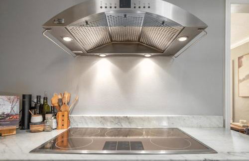 Charming 3BR Home Near DT with King Bed and Fire Pit - Foto 23