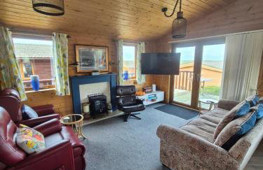 3-Bed Ocean View Lodge - Parking & Terrace - Photo 9