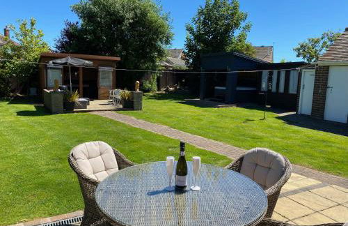 BeRo Bungalow with a hot tub & a large garden! - Foto 33