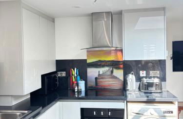 CozyNest 2BR Modern Property with Parking - Foto 34