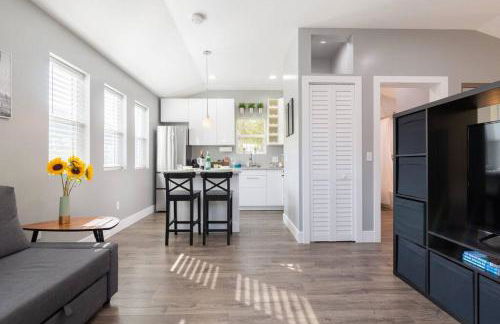 Modern Guesthouse w Private Patio and Hot Tub - Foto 1