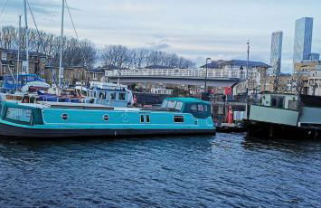 Riverside 1BR with Easy Transport 20min to City Centre - Photo 43