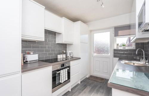 14 Acomb Wood Drive Peaceful 2-Bed Home in York with Free Parking - Pass the Keys - Photo 15