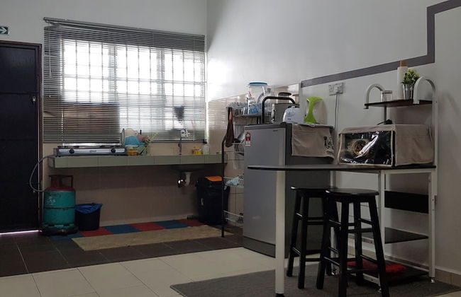 Fahaz Lumut Homestay - Photo 9