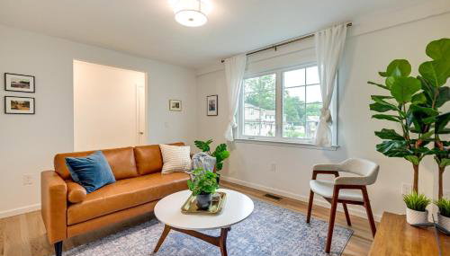 Walk to Shops and Dining Glen Cove Apt with Yard! - Foto 5