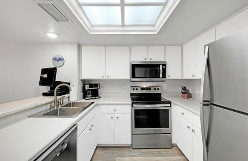 Oceanfront with great beach views from all rooms & balcony, heated pool, and garage - Photo 37