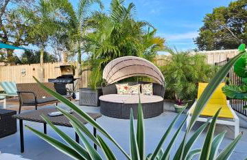 Prime Location Gateway with Pool & Patios, Near Beaches, Groceries and Restaurants - Photo 22