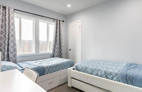 Adorable 2BR-2BA House with EV & Free Parking and Family Friendly in Los Angeles - Photo 45