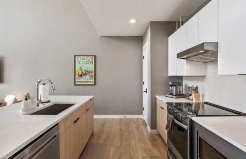 Penthouse Luxury with Pool Patio and City View plus Walk to Broadway - Foto 37