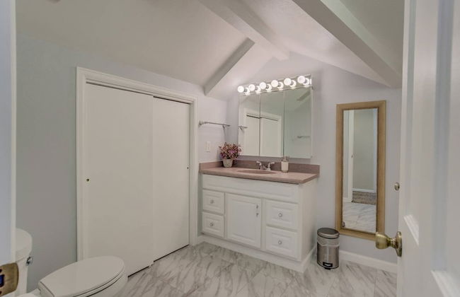 3 Bedroom Downtown with Firepit - Photo 28