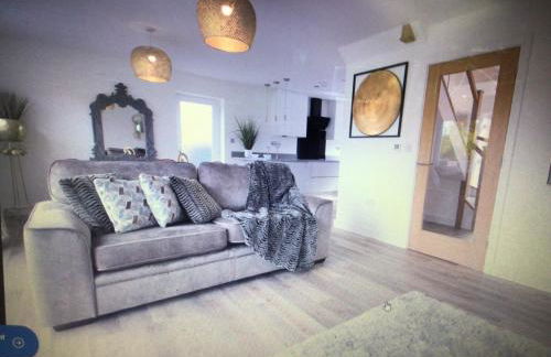 Luxurious 3 bedroom house now with FULL FIBRE INTERNET Shangri la in village of Alfrick with driveway parking for 3 cars in an area of outstanding natural beauty, superb walking,close to Worcester, Malvern showground, theatre, Malvern hills, dogs welcome - Photo 5