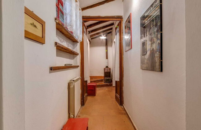 Vintage Vacation Home - Photo 2