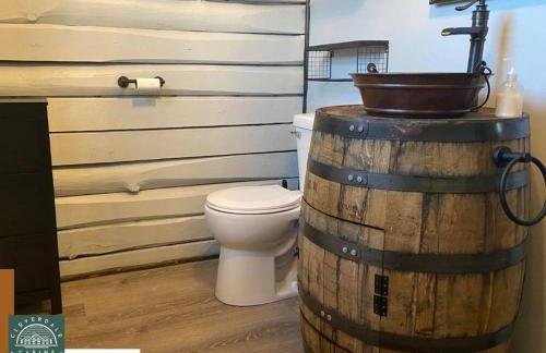 Cozy Cabin with Hottub at Cloverdale Cabins - Foto 18