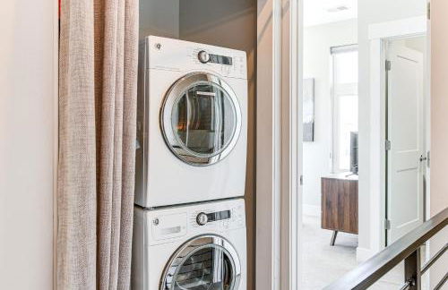 Walk to Mile High Stadium Modern Denver Townhome - Foto 19