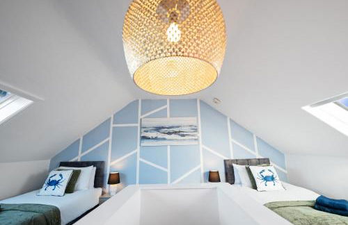 Sunny Seaside Paradise - Sleeps 5 - Photo 11