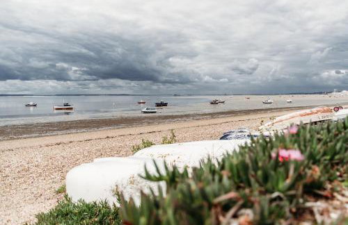 Sunny Beachside Apt with Free Parking - Foto 27