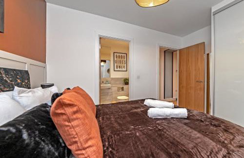 SUPERIOR AIRPORT SUITE, FREE Parking, Stylish, BALCONY, Two Bathrooms, Close To Airport, Station & Centre - Foto 47