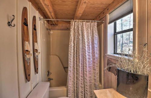 Scenic Greers Ferry Cabin with Deck and Fire Pit! - Foto 14