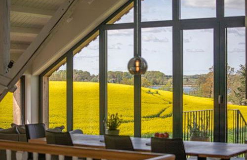 Traditional Architecture Meets Modern Design - Photo 6