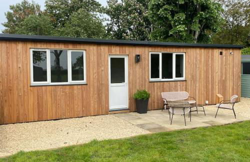 Larks Leaze Lodge, Steeple Ashton, Wiltshire - Photo 25