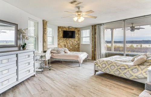 Luxury Lakefront Retreat with Dock in Runaway Bay - Foto 20