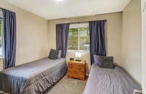 Cozy Mountain Home with Great Views, Deck & WiFi - Photo 9