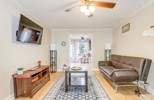 6 Mi to Stone Mountain Park Home with Deck! - Foto 6