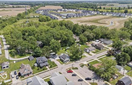 Downtown Whitestown with King Suite and Pool - Foto 36