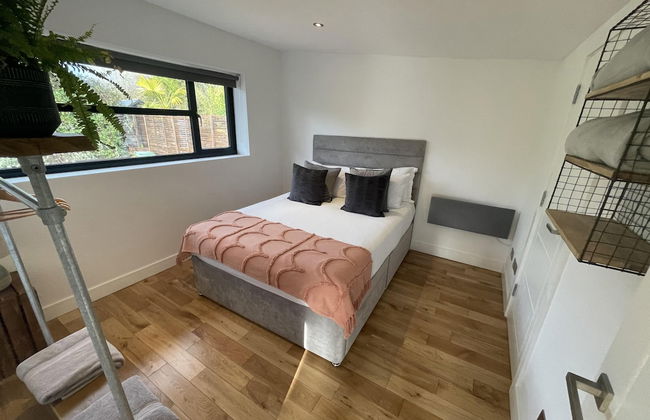 Maygrove Retreat - Sleeps 2 - Jacuzzi - Parking - Photo 1