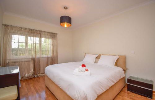 Spacious 4-Bedroom Villa with Private Heated Pool in Quinta da Beloura Sintra Ideal for Families & Long Stays - Foto 29