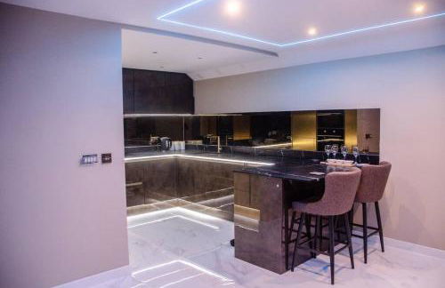 Luxury City Stay: 2-BR Penthouse - Foto 14