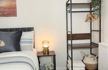 'The Elegant Comfort' - A Stunning Luxury 2-Bed Flat with Private Garden & Patio - Free Parking - Photo 13