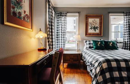 Cozy stay at Twin Treehouse in UT, Moody with Free parking - Photo 21