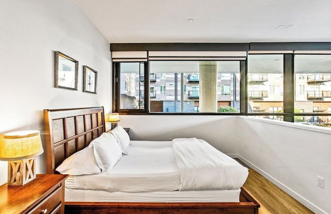 Airy and Open Corner Loft - 92 Walkscore - Photo 3